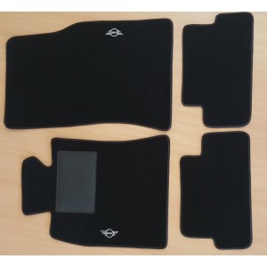 Conjunto 4 Tapetes Premium a medida com 2 bordados